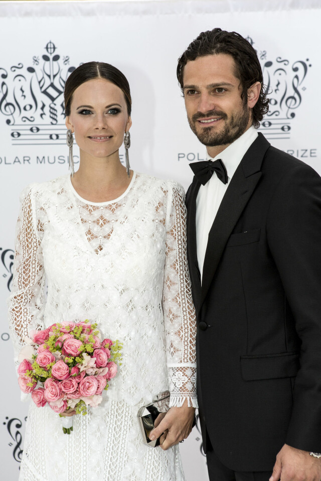 MATCHET: Prinsesse Sofia var sommerklar og flott i den hvite blondekjolen, mens ektemannen Carl Philip viste frem sin elegante side i en sort dress. Foto: TT NYHETSBYRÅN MATCHET: Prinsesse Sofia var sommerklar og flott i den hvite blondekjolen, mens ektemannen Carl Philip viste frem sin elegante side i en sort dress. Foto: TT NYHETSBYRÅN